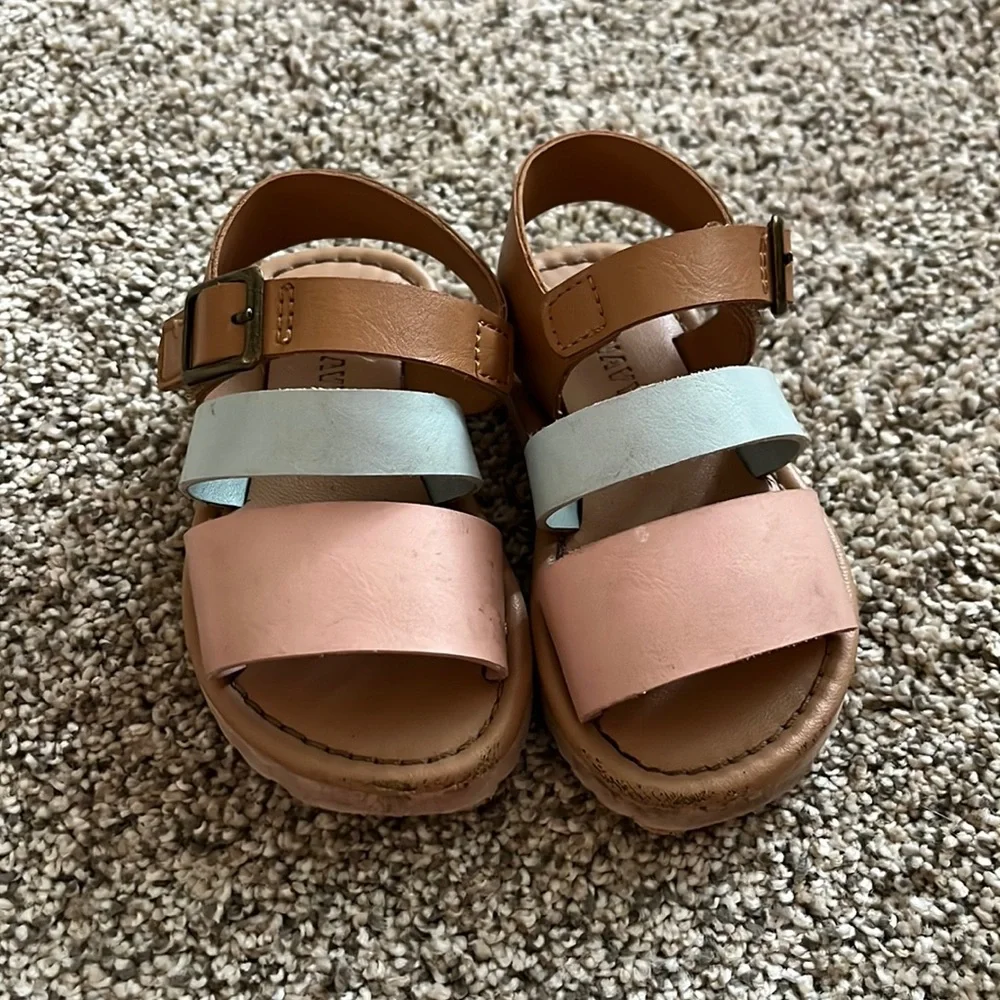 Old Navy girls sandals - Picture 1 of 3